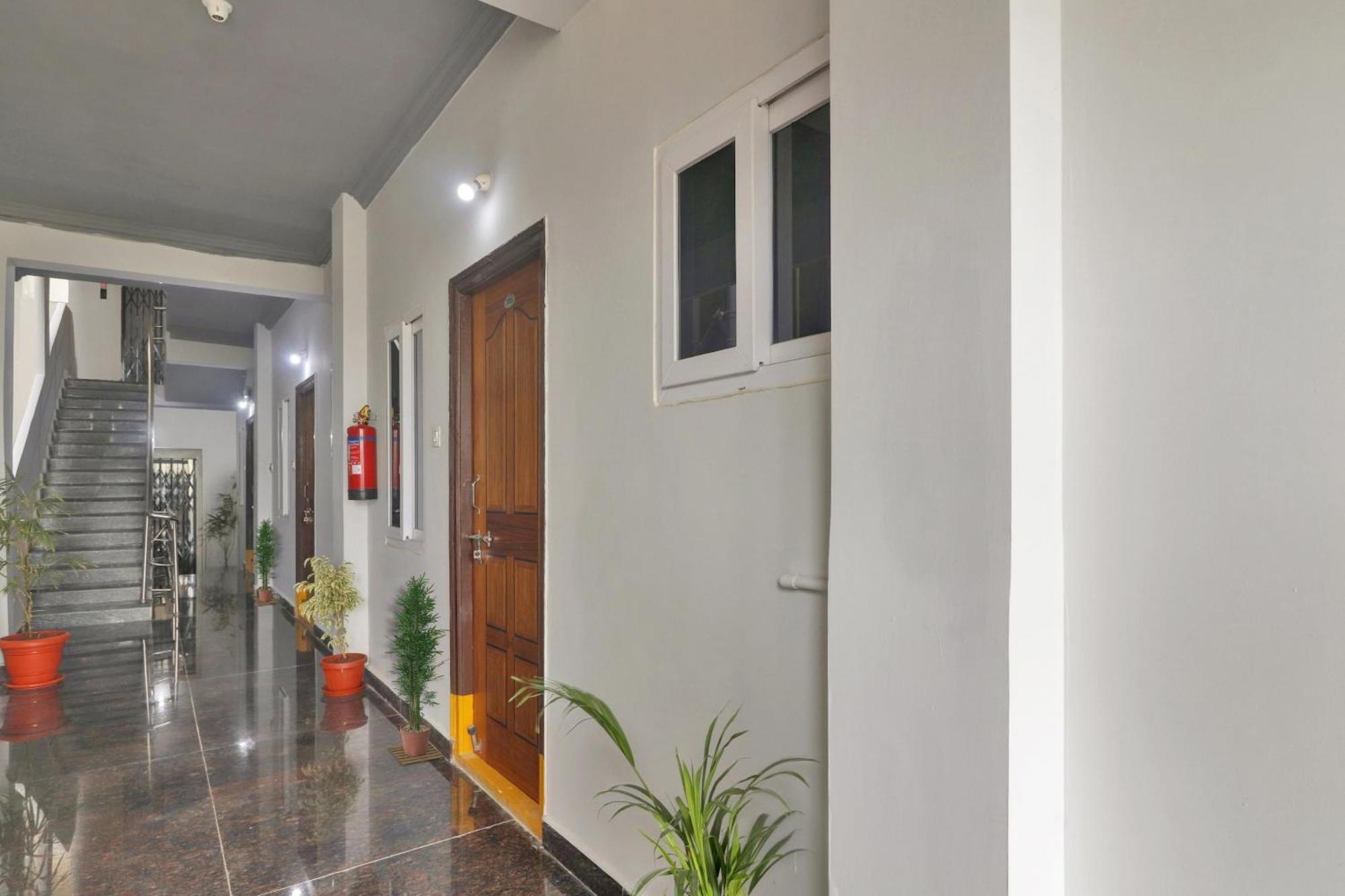 Super Townhouse Rcc Blizz Hotel Kondapur  Екстериор снимка