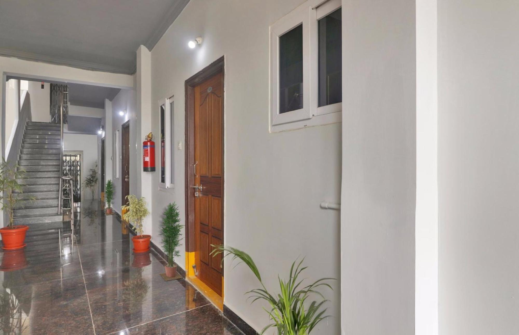 Super Townhouse Rcc Blizz Hotel Kondapur  Екстериор снимка