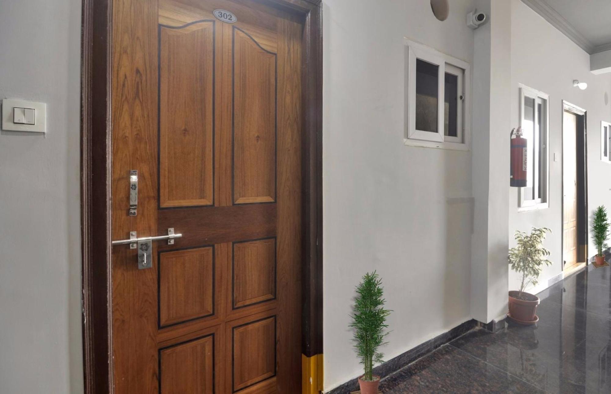 Super Townhouse Rcc Blizz Hotel Kondapur  Екстериор снимка