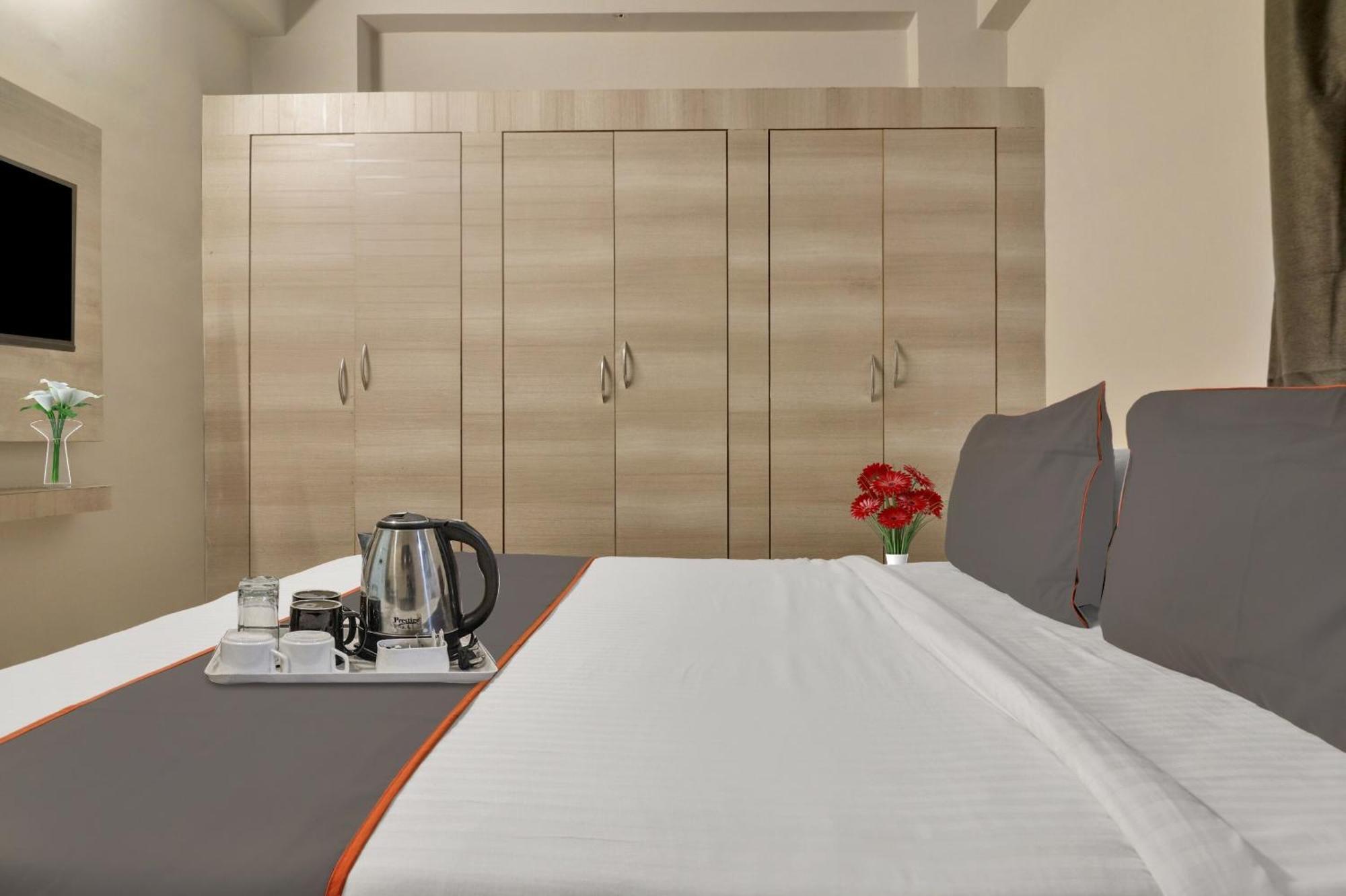 Super Townhouse Rcc Blizz Hotel Kondapur  Екстериор снимка